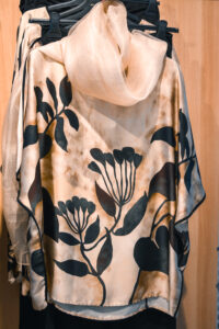 donna camicia estiva floreale bianco e nero