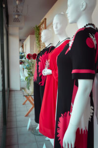 donna vestiti rosso e nero