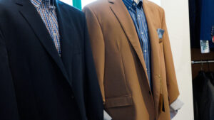 Giacche eleganti uomo taglie forti: abiti formali e blazer nei toni del beige e del blu scuro a Rovigo.
