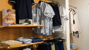 Camicie estive uomo taglie forti: espositore con camicie a manica corta a righe e fantasie leggere.