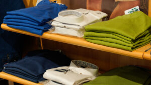 Maglieria uomo taglie comode: maglie estive e polo piegate nei toni del verde acido, bianco e blu.