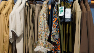 Abbigliamento casual uomo grandi taglie: stand con pantaloni cargo e camicie a fantasia estiva.