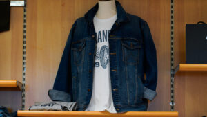 Giacca di jeans uomo grandi taglie: manichino con giubbotto in denim Wrangler e t-shirt bianca.