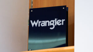 Abbigliamento uomo Wrangler taglie grandi: insegna del brand Wrangler nel reparto denim e pantaloni.
