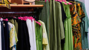 Completi donna taglie comode: stand con capi estivi verdi, neri e bianchi collezione SS26.