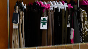 Abbigliamento taglie comode donna: pantaloni e gonne scure esposte nel reparto curvy a Occhiobello.
