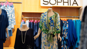Abbigliamento donna Sophia taglie comode: camicie e completi estivi esposti in negozio a Occhiobello.