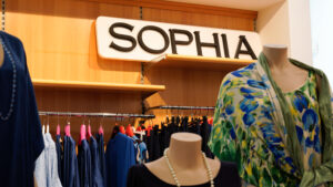 Abbigliamento donna taglie forti Sophia: espositore con capi a fantasia estiva e insegna del brand.