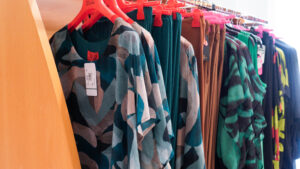 Moda curvy primavera estate: capi d'abbigliamento comodo con fantasie floreali e geometriche assortite.