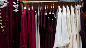 Abbigliamento donna curvy Occhiobello: stand con bluse, camicie bianche e abiti estivi leggeri.