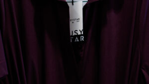 Abiti donna taglie comode: dettaglio di un vestito scuro elegante collezione primavera estate SS26.