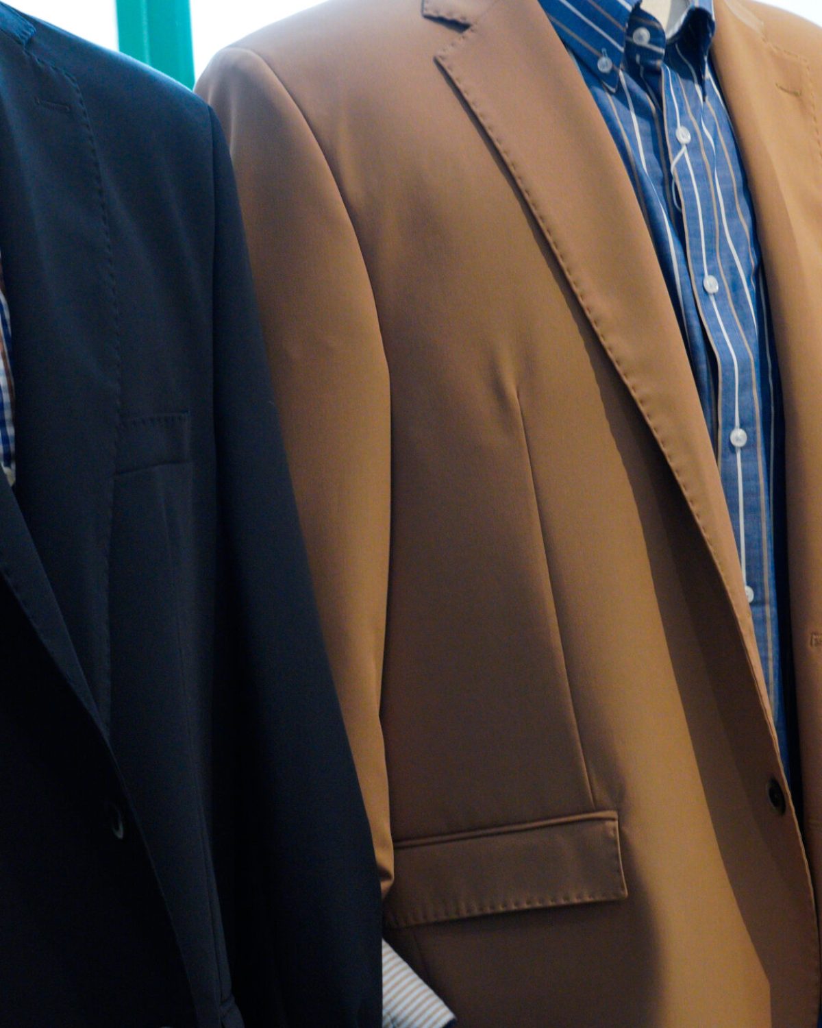 Giacche eleganti uomo taglie forti: abiti formali e blazer nei toni del beige e del blu scuro a Rovigo.