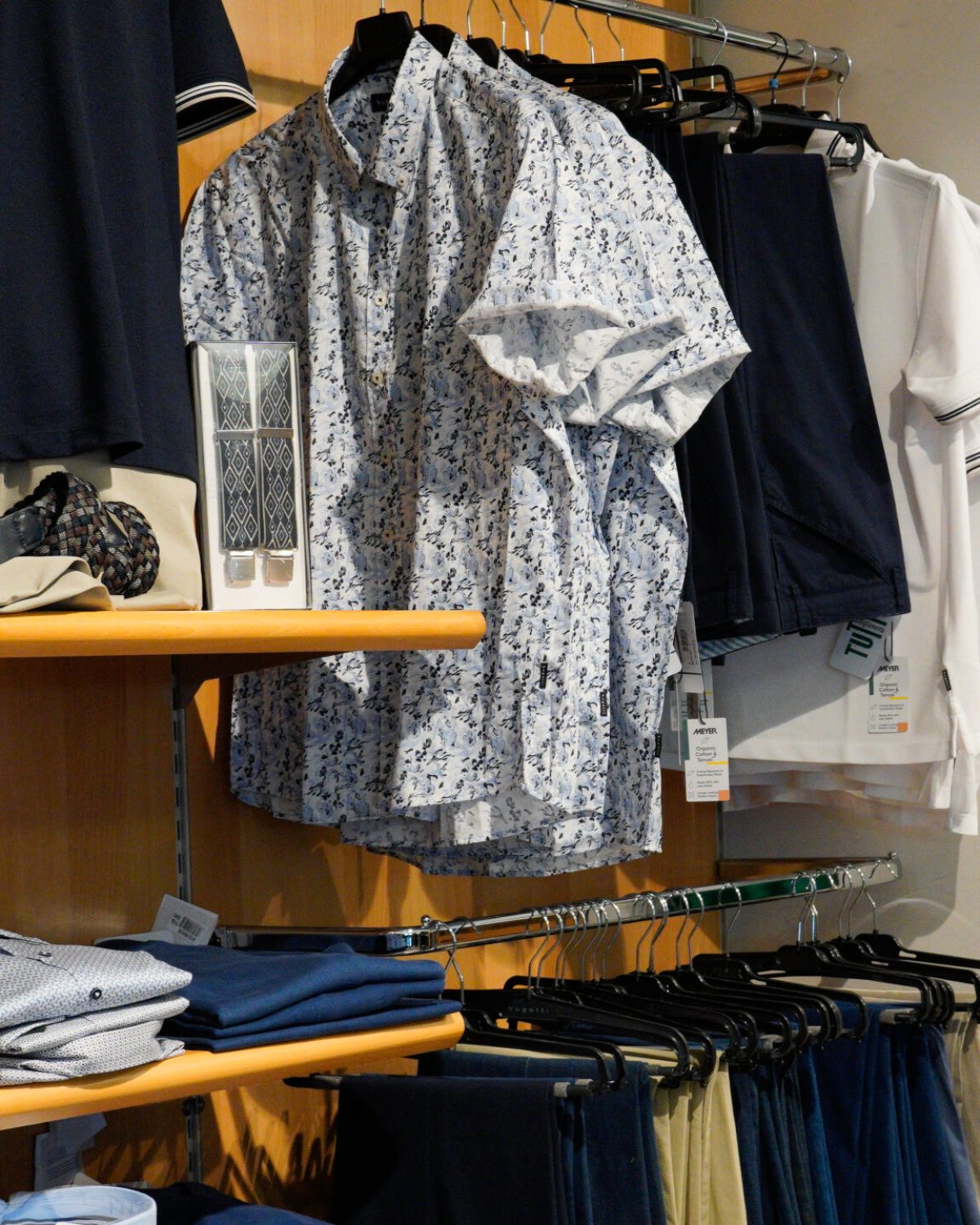 Camicie estive uomo taglie forti: espositore con camicie a manica corta a righe e fantasie leggere.