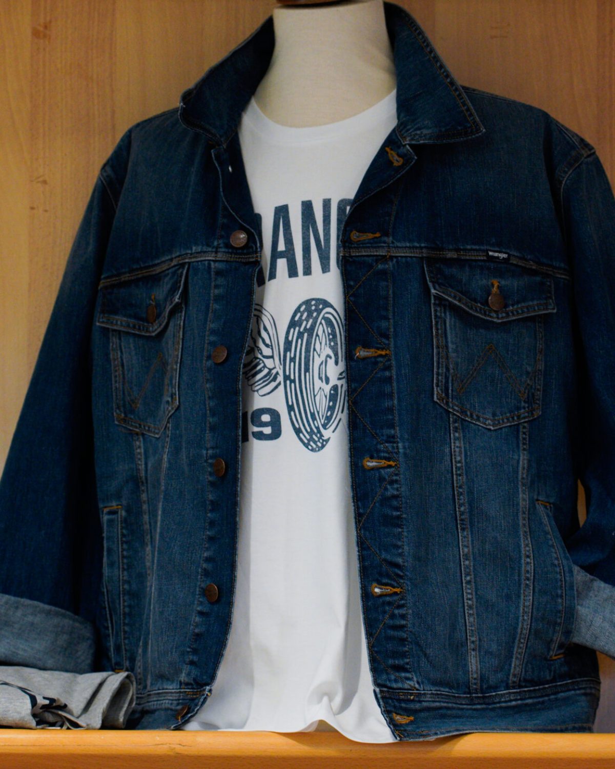 Giacca di jeans uomo grandi taglie: manichino con giubbotto in denim Wrangler e t-shirt bianca.
