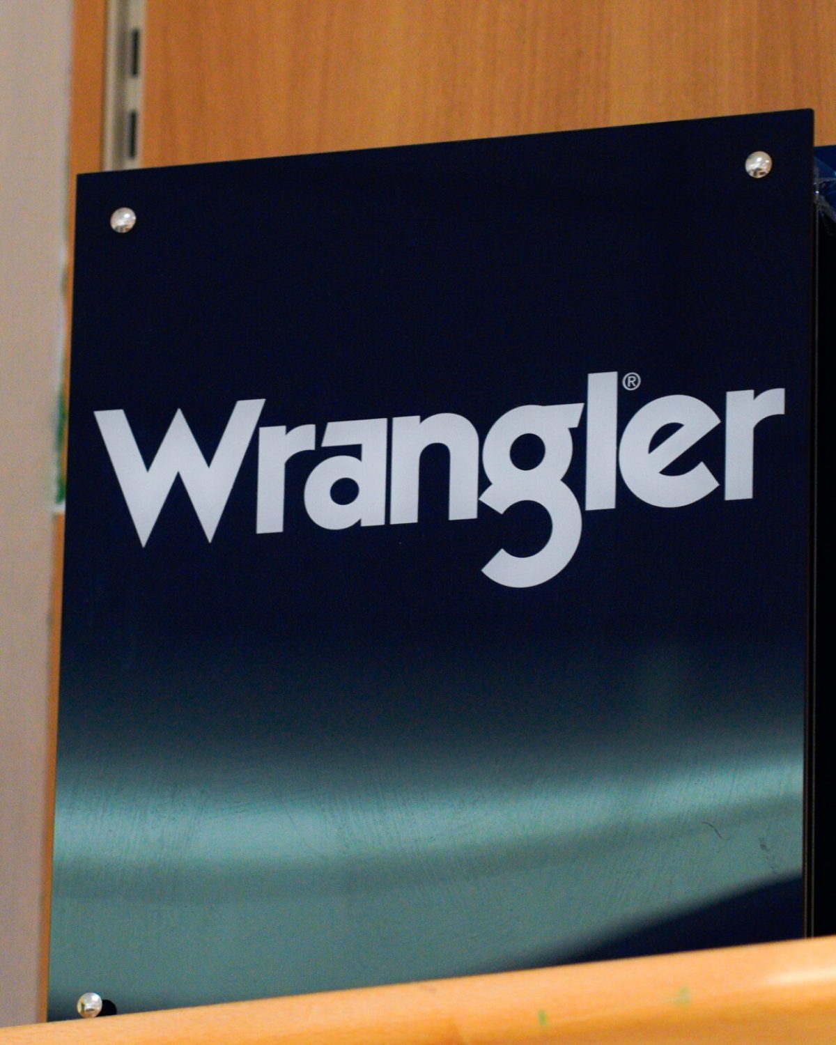 Abbigliamento uomo Wrangler taglie grandi: insegna del brand Wrangler nel reparto denim e pantaloni.