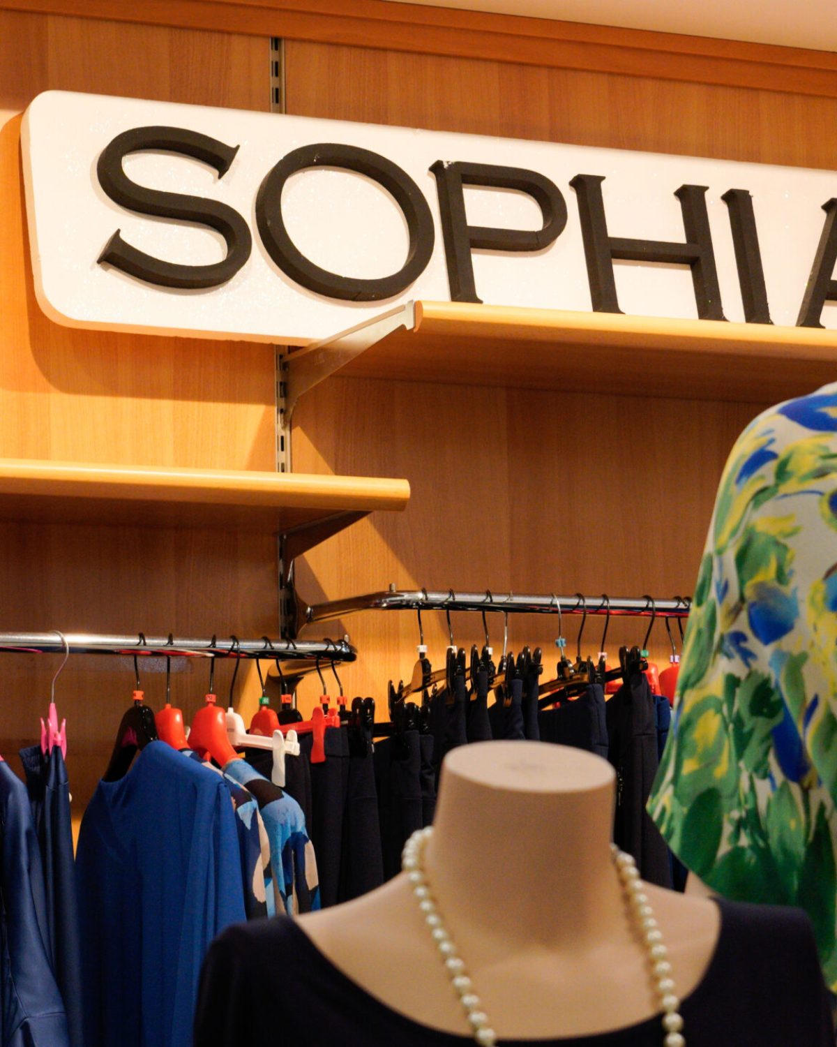 Abbigliamento donna taglie forti Sophia: espositore con capi a fantasia estiva e insegna del brand.