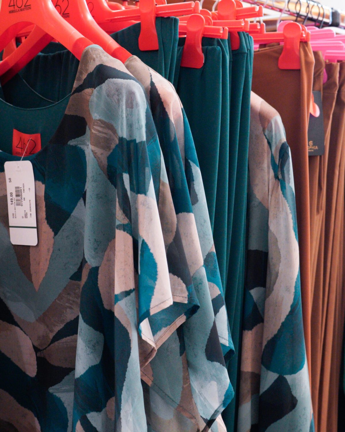 Moda curvy primavera estate: capi d'abbigliamento comodo con fantasie floreali e geometriche assortite.