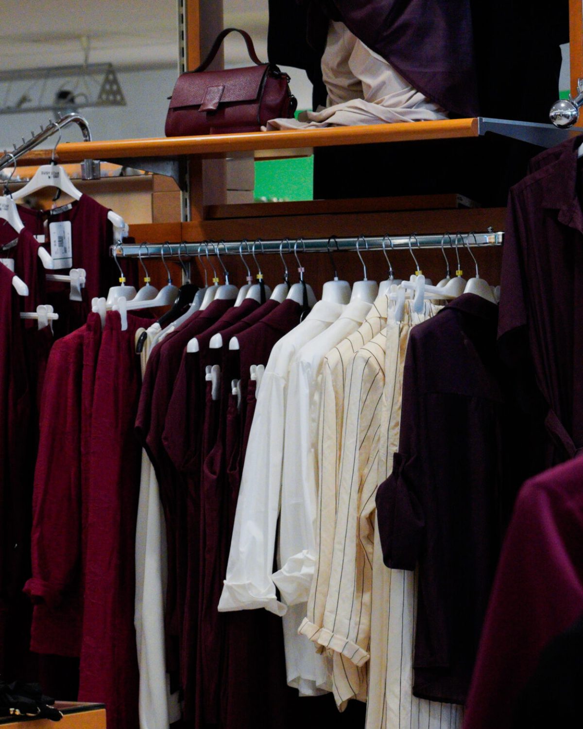 Moda donna taglie forti: stand con abiti a fantasia e capi bordeaux collezione primavera estate.