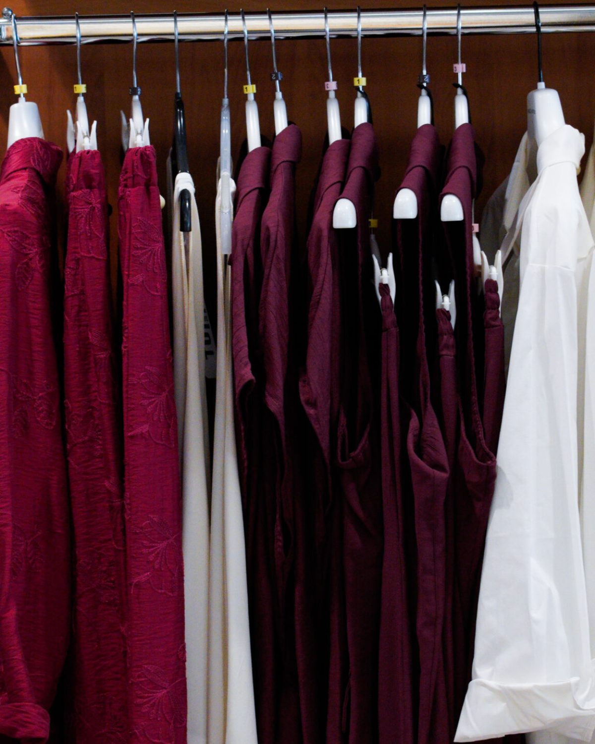Abbigliamento donna curvy Occhiobello: stand con bluse, camicie bianche e abiti estivi leggeri.